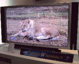 Samsung Electronics unveils world's largest TFT LCD TV